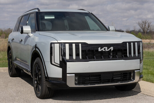 Kia Telluride HEV SX FWD Mid-Size SUV at a dealership. Kia offers the Telluride with a 2.5L Turbo Hybrid powertrain. MY:2027