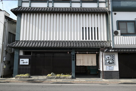 のれんと木造建築が並ぶ伝統的な日本の商店外観
Traditional Japanese storefront with wooden fa&ccedil;ade and noren curtain

