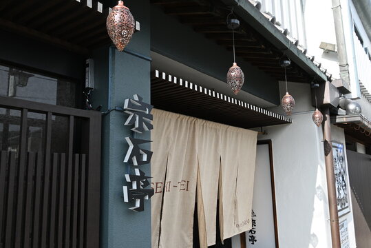 のれんと提灯が灯る和風飲食店の落ち着いた外観
Traditional Japanese restaurant entrance with lanterns and noren curtains
