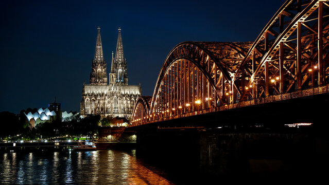 cologne cathedral at night