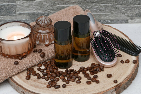 Koffein-Shampoo mit Kaffeebohnen, Handtuch und Haarb&uuml;rste.