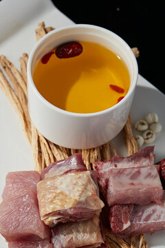 Gastrodia elata, Codonopsis pilosula, red dates, wolfberries, goose wings, and pork ribs nourishing soup