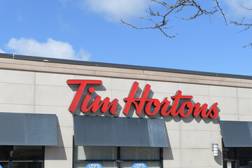 Naklejka premium exterior building and sign of Tim Hortons, a coffee shop chain, located here at 682 Kennedy Rd, Scarborough, Toronto