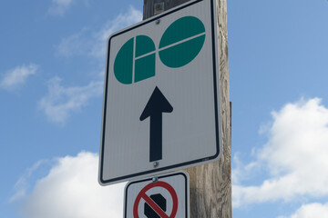 Naklejka premium GO Transit logo sign on a cloudy blue sky in Toronto