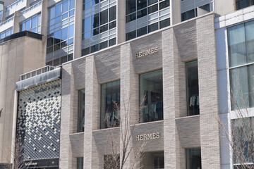 Naklejka premium exterior building facade and sign of Hermès, a fashion accessories store, located at 100 Bloor St W, inside, 10 Bellair Condominium, Toronto