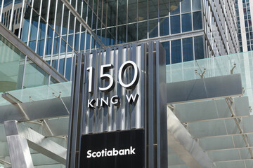 Obraz premium exterior tenant directory outside 150 King St W, an office building, Toronto