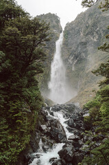 Obraz premium Devil’s Punchbowl Waterfall in lush mountain landscape