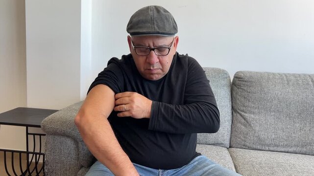 Hombre colocando parche de gluc&oacute;metro inteligente y mirando el m&oacute;vil