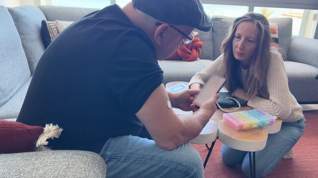 Pareja usando gluc&oacute;metro inteligente en casa