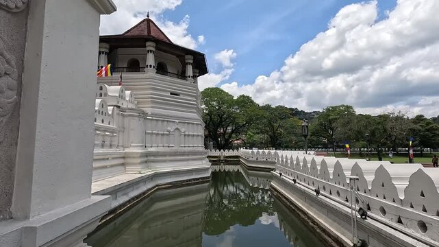 Sri Dalada Maligawa (Temple of the Sacred Tooth Relic) &ndash; Iconic Buddhist Temple Architecture in Kandy, Sri Lanka