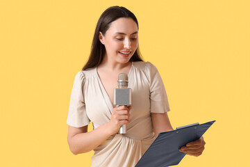 Naklejka premium Female reporter with microphone and clipboard on yellow background