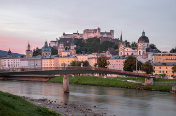 Obraz premium Salzburg - The cityscape of the old town from the river side at dusk.
