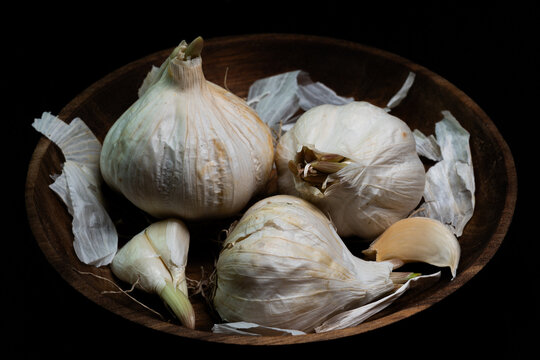 Still life of whole or clove garlic