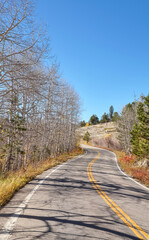 Obraz premium A scenic road in Boulder County, United States.