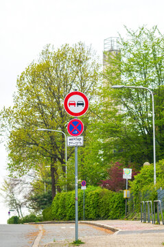 German traffic signs indicating no overtaking and parking restrictions during weekdays