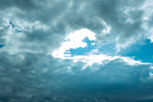 Sky with pre-storm dark clouds