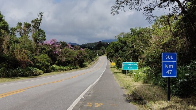 Uma linda estrada, caminho para a vila de Paranapicacaba, na cidade de Santo Andr&eacute;, estado de S&atilde;o Paulo, Brasil.
