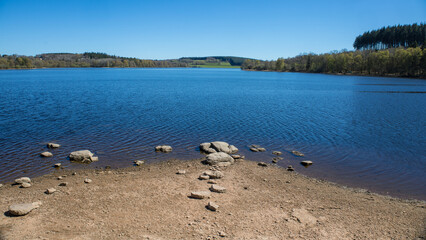 Le lac de Saint-Agnan est un lac artificiel situé sur le Cousin. Il se trouve dans le département de la Nièvre, dans le parc naturel régional du Morvan, au centre du bourg de Saint-Agnan-en-Morvan. © jef 77