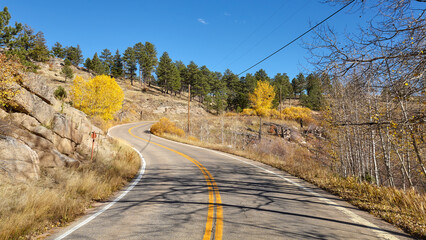 A scenic road in Boulder County, United States. © MaciejBledowski