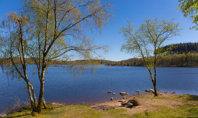 Le lac de Saint-Agnan est un lac artificiel situé sur le Cousin. Il se trouve dans le département de la Nièvre, dans le parc naturel régional du Morvan, au centre du bourg de Saint-Agnan-en-Morvan. © jef 77