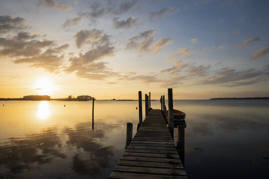 Bootsteg in Thorohuse auf der d&auml;nischen Insel F&uuml;nen bei Sonnenuntergang.