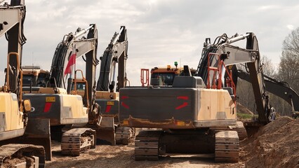 Nowoczesne koparki gąsienicowe Volvo na placu budowy: ciężki sprzęt budowlany gotowy do prac ziemnych i infrastrukturalnych w trudnym terenie © tomo81