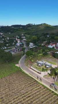 Panorama a&eacute;reo de Bento Gon&ccedil;alves, RS, com propriedades rurais, estradas, &aacute;reas verdes e vinhedos distribu&iacute;dos entre morros da tradicional Serra Ga&uacute;cha.