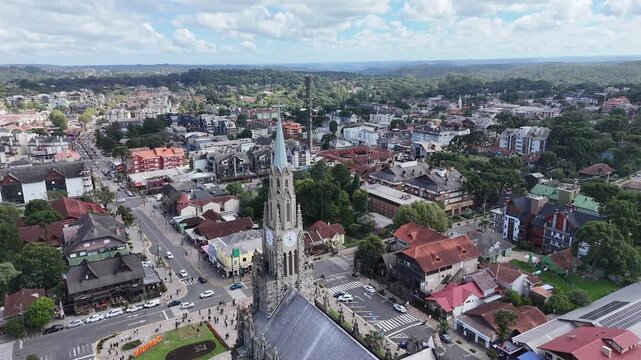 Vista a&eacute;rea da Catedral de Pedra em Canela RS com arquitetura g&oacute;tica destacando ponto tur&iacute;stico e religioso da serra ga&uacute;cha