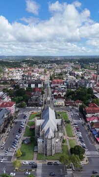 Catedral de Pedra com sua arquitetura marcante e entorno urbano destacando turismo e cultura na cidade de Canela