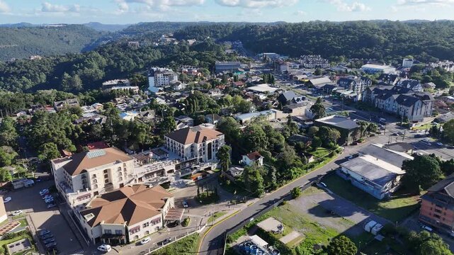 Vista a&eacute;rea da cidade de Gramado destaca arquitetura charmosa, urbaniza&ccedil;&atilde;o e paisagem verde da Serra Ga&uacute;cha.