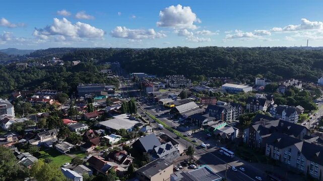 Imagem a&eacute;rea de Gramado com ruas, carros e constru&ccedil;&otilde;es t&iacute;picas evidenciando turismo e urbaniza&ccedil;&atilde;o na serra do Rio Grande do Sul