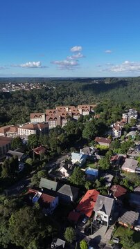 Imagem a&eacute;rea de Gramado mostra ruas movimentadas, arquitetura t&iacute;pica e clima tur&iacute;stico da Serra Ga&uacute;cha no sul do Brasil.