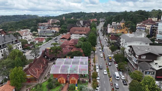 Vista a&eacute;rea de Gramado com destaque para ruas, constru&ccedil;&otilde;es e fluxo urbano evidenciando turismo e charme da cidade no Rio Grande do Sul