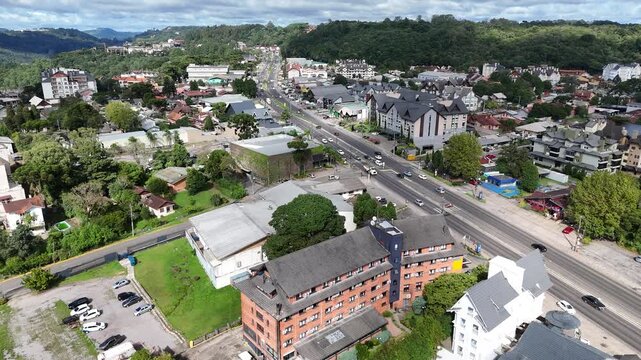 Vis&atilde;o a&eacute;rea da cidade de Gramado com bairros e ruas destacando urbaniza&ccedil;&atilde;o e turismo na serra do Rio Grande do Sul