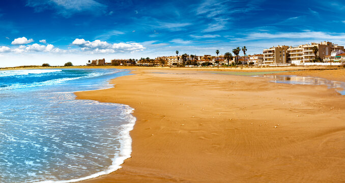 Escena soleada de playa mediterr&aacute;nea que transmite relajaci&oacute;n, estilo de vida costero, turismo de verano y la tranquila atm&oacute;sfera de Catalu&ntilde;a, playa de Cunit.
