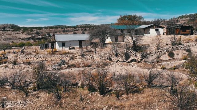 CASAS  ANTIGUAS ENTRE LOS RIOS  HABITADAS POR TRIBUS DE LA REGION 