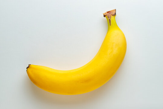 バナナ1本の真俯瞰（白背景・コピースペース）（Top view banana on white background）