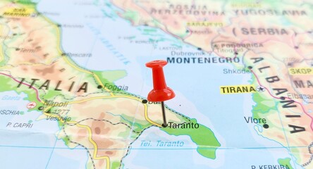Obraz premium View of Taranto, historically also called Tarent in English, is a coastal city in Apulia, Southern Italy, on a geographical map of Europa, marked with red push pin