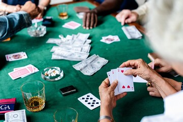 Poker game with money exchange © Rawpixel.com