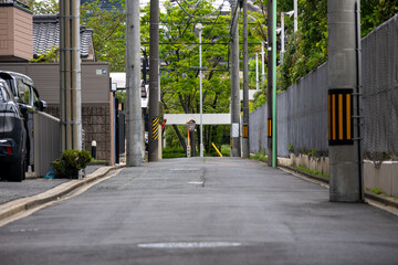 Narrow residential street with telephoto compression effect © sasaki ense