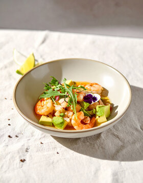 Ceviche de camaron con aguacate sobre lino