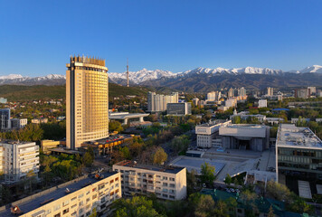 Obraz premium A quadcopter aerial view of the central part of Almaty, Kazakhstan, during the spring day