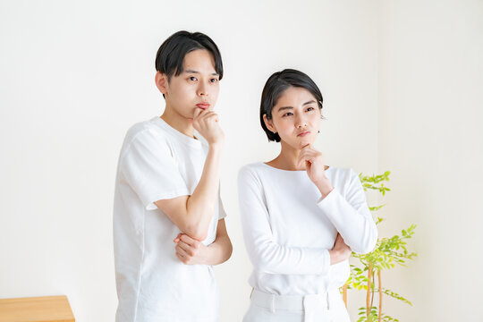 考える日本人カップル