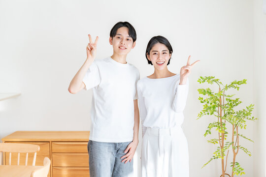 ピースする日本人カップル