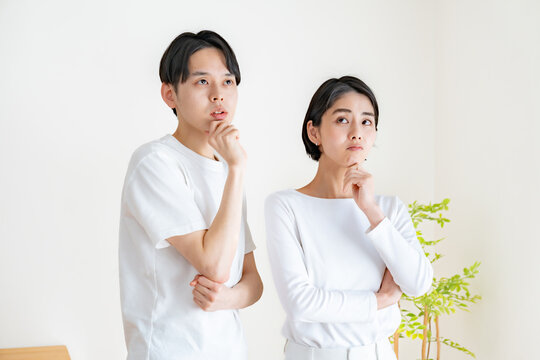 考える日本人カップル