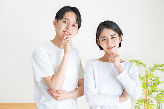 考える日本人カップル