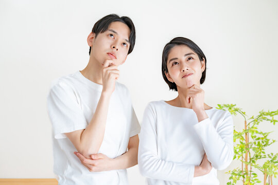 考える日本人カップル