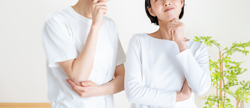 考える日本人カップル