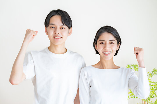 ガッツポーズをする