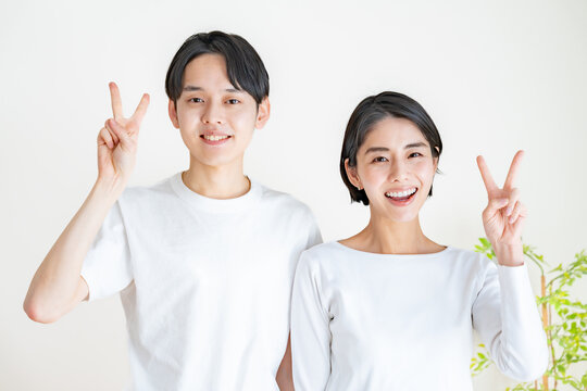 ピースする日本人カップル
